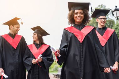 Neşeli öğrenciler Üniversitesi'nden onların mezun kutluyor
