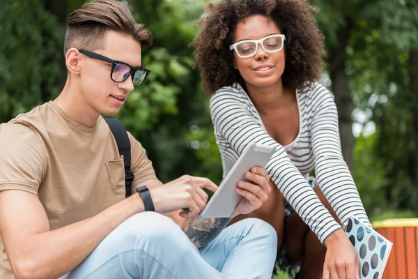 Açık havada neşeli öğrenciler ücretsiz harcama zaman