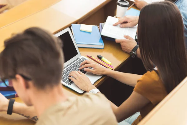 Estudiante joven usando computadora portátil en conferencia — Foto de Stock