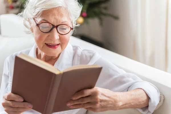 Envejecimiento femenino está disfrutando de la novela moderna —  Fotos de Stock