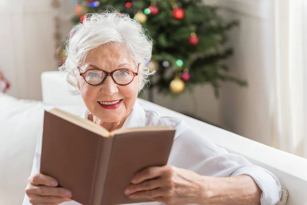 Elegante señora mayor de pelo gris está leyendo historia —  Fotos de Stock
