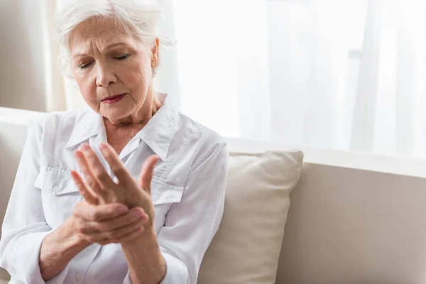 Elderly lady is enduring strong ache — Stock Photo, Image