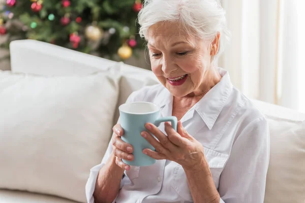 La alegre anciana huele a té aromático — Foto de Stock