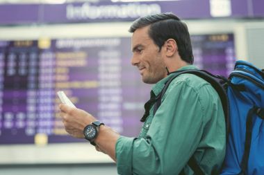 Pozitif yetişkin adam uçuş için bekliyor