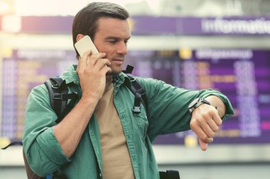 Şık adam Smartphone'da konuşmayı yapıyor