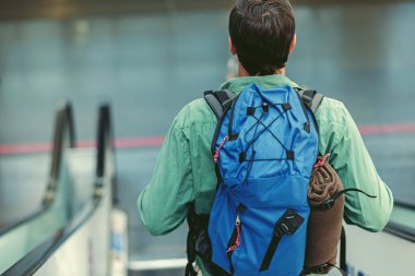 Hareketli merdiven üzerinde şık bir adamdır