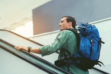 Hoş adam hareketli-merdiven üzerinde up