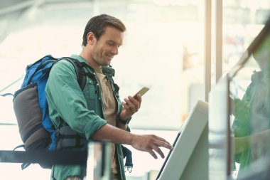 Neşeli Gezgin smartphone ile etkileşimli ekran dokunuyor