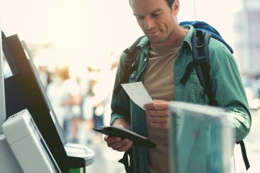 Neşeli adam uçuş için bekliyor