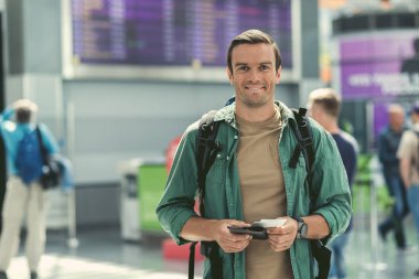 Genç adam kabardı sevinç ifade