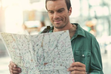 Neşeli yetişkin adam onun seyahat programı dikkate alınarak