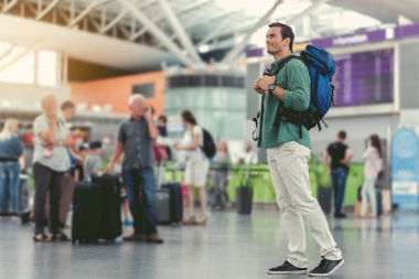 Hoş adam tatil başlangıcı keyif alıyor