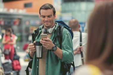 Mutlu yetişkin erkek smartphone kullanarak haber paylaşımı