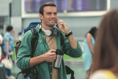 Pozitif adam cep telefonu konuşuyor