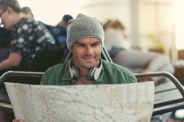 Hoş adam uçuş için bekliyor