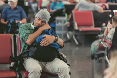 Yorgun yetişkin adam bankta uyuklayan