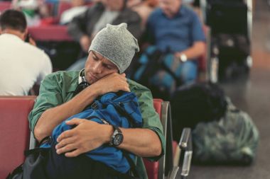 Yorgun adam kürsüde uyuma