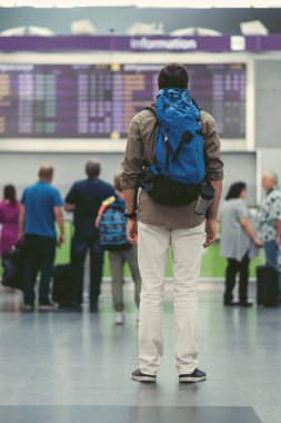 Yetişkin adam Uçus tarifesi ile ilgilenen