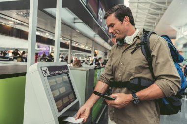 Pozitif adam modern cihaz kullanıyor