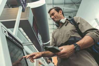 Neşeli şirin adam yararlı aygıt keyif alıyor