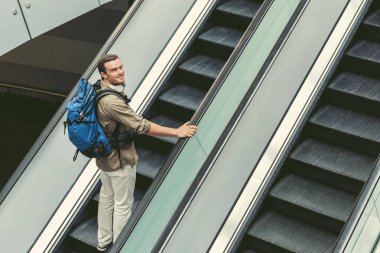 Neşeli adam yürüyen duruyor