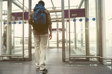 Yetişkin adam kapı dışarı gidiyor