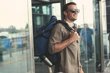 Mutlu bir adam kapı dışarı gidiyor