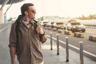 Neşeli adam taksi için bekliyor