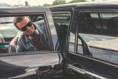 Memnun yetişkin erkek Araba kapısı kapanıyor