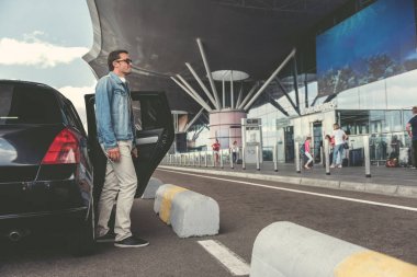 Hoş adam otomatik duruyor