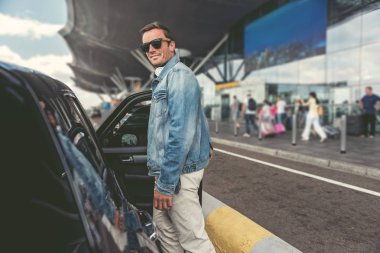 Neşeli yetişkin erkek güneş gözlüğü gülümseyerek poz