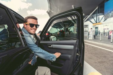 Pozitif adam otomobil içinde oturuyor