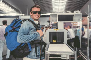 Pozitif yetişkin adam seyahat edecek