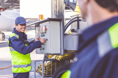 Neşeli işçi olarak airdrome aracını kontrol