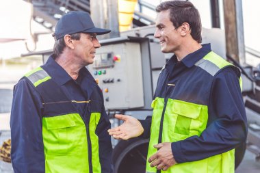 Giden adam gülümseyen ortağıyla söylüyor