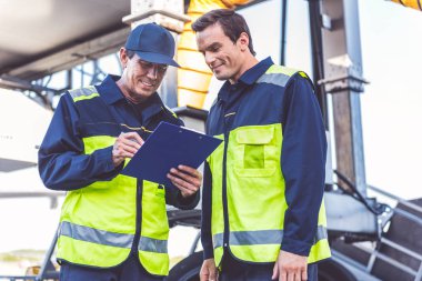 Giden adam belge mutlu yoldaş yakınındaki belirterek