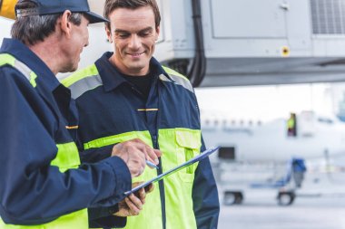 Airdrome meslektaşım ile anlatmaya çalışan gülen