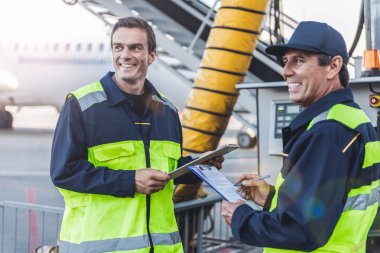 Havaalanında iş olan neşeli teknik personel