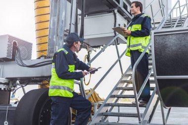 Havaalanında iş olan işçi