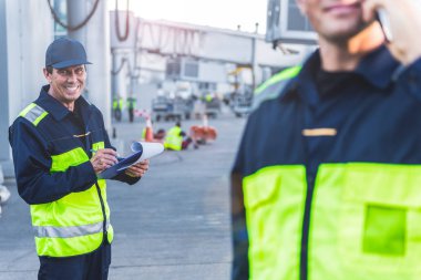 Gülümseyen erkek airdrome, kağıt üzerine yazma