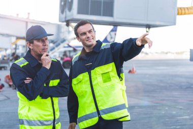 Havaalanında çalışan şüpheci ve giden mekaniği