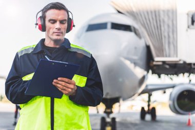 Veri belirterek ciddi erkek işçi