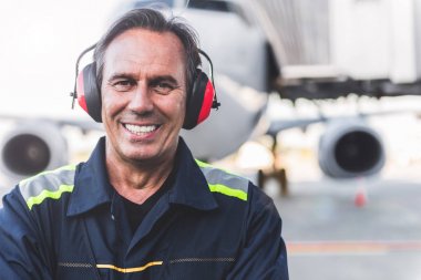 Airdrome teknik personel topografyanın gülümseyen