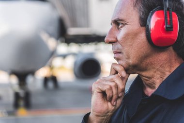 Düşünceli işçi havaalanında bulma