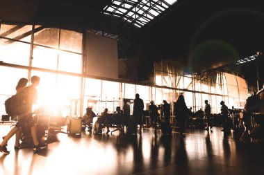 Çocuk annesiyle airdrome içinde yürüyüş