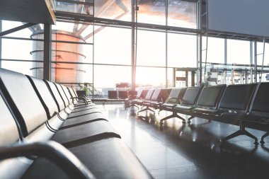 Havaalanında topografyanın geçersiz rahat banklar