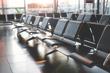 Boş sandalye geniş airdrome salonunda bulma