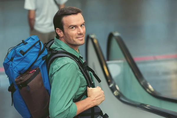 Cute traveler is standing on staircase with smile — Stock Photo, Image