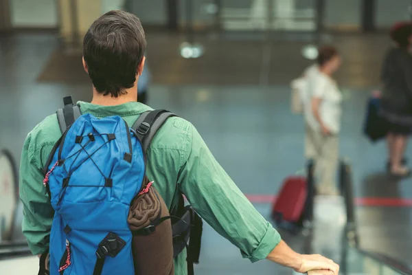 Hombre adulto está de pie en la escalera — Foto de Stock