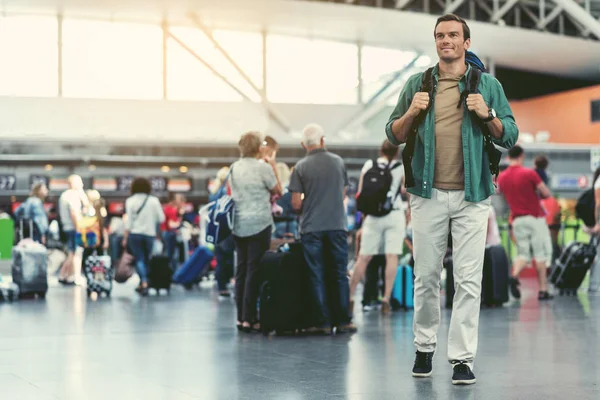 Neşeli yetişkin adam yaptığı gezi keyif alıyor